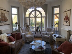 Een televisie, een open haard, videogames en een dvd-speler