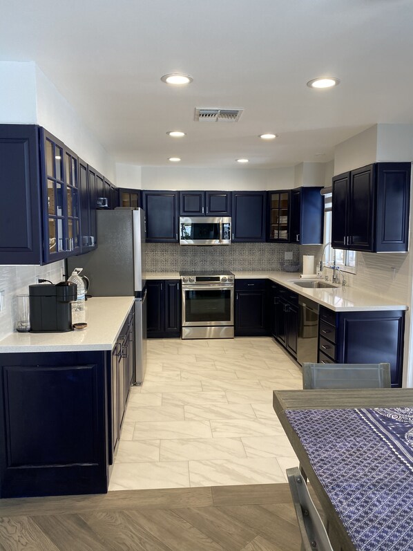 Fridge, microwave, oven, stovetop - Located in the heart of Scottsdale, with the walking distance to restaurants (Scottsdale)