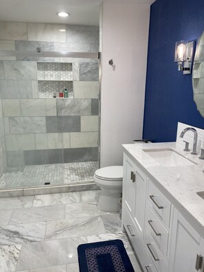 Ensemble douche/baignoire, sèche-cheveux, serviettes fournies, savon