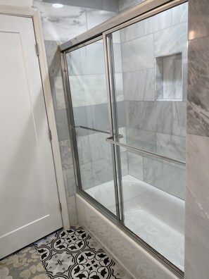 Ensemble baignoire-douche, séchoir à cheveux, serviettes fournies, savon