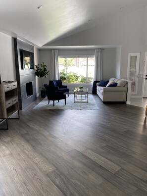 Smart TV, fireplace, books - Located in the heart of Scottsdale, with the walking distance to restaurants (Scottsdale)