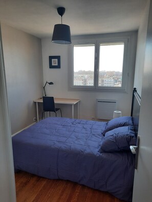 3 habitaciones, escritorio, tabla de planchar con plancha y wifi 