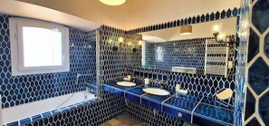 Badewanne, Haartrockner, Handtücher