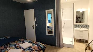 3 quartos, ferros/tábuas de passar roupa, berço de viagem