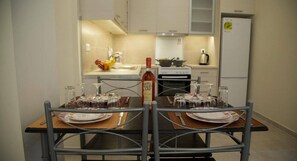 Kühlschrank, Ofen, Wasserkocher mit Kaffee-/Teezubehör, Wasserkocher