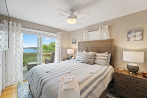 4 bedrooms, desk, iron/ironing board, WiFi - Bonnet Shores Beach House: Recently Renovated and Tastefully Furnished Getaway (Narragansett)