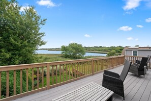 Terrace/patio - Bonnet Shores Beach House: Recently Renovated and Tastefully Furnished Getaway (Narragansett)