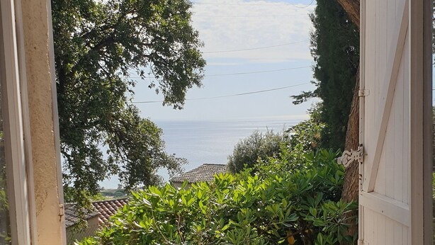 A room with a view of the sea through a window, a radiator, and a door. - Mazet Provençal Avec Magnifique vue mer (Sainte-Maxime)
