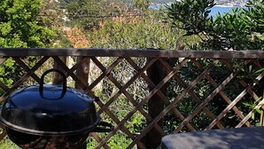 A barbecue grill on a patio with a view of a coastal landscape. - Mazet Provençal Avec Magnifique vue mer (Sainte-Maxime)