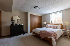 6 bedrooms, desk, iron/ironing board, travel cot