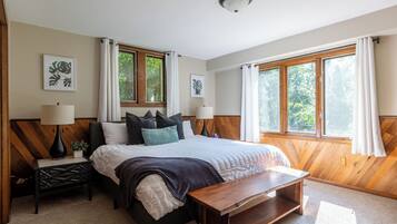 6 bedrooms, desk, iron/ironing board, travel crib