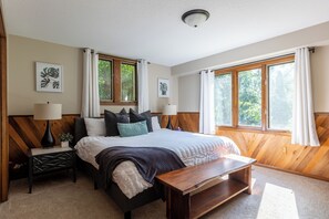 6 soverom, skrivebord, strykejern/-brett og reiseseng for barn