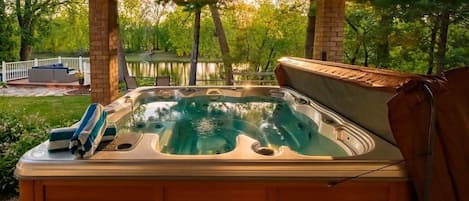 Outdoor spa tub
