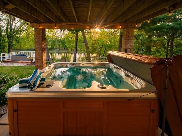 Outdoor spa tub