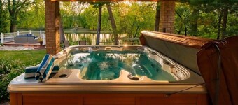Spacious Riverview Home | Gather, Relax & Soak