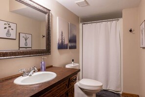 Kombination af bruser/badekar, hårtørrer, håndklæder, Sæbe