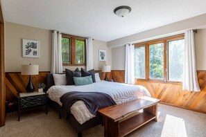 6 bedrooms, desk, iron/ironing board, travel cot