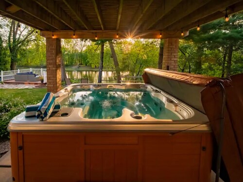 Soak, Relax & Gather - Spacious River Home - Hot Tub, Massage Chair & Kayaks