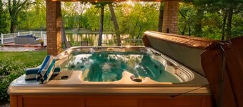 Soak, Relax & Gather - Spacious River Home - Hot Tub, Massage Chair & Kayaks