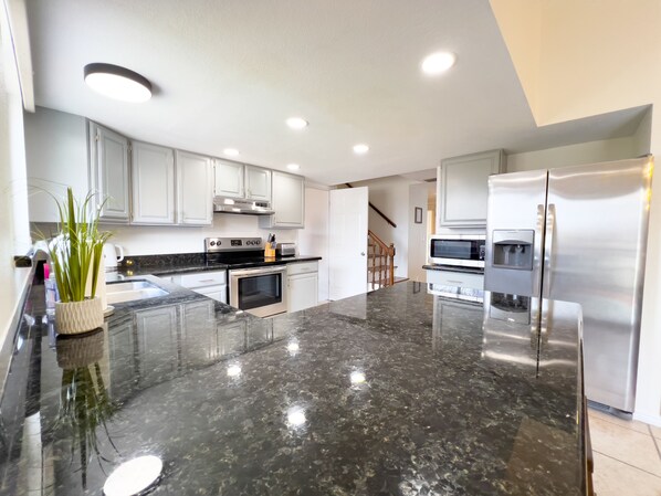 Refrigerador, microondas, horno y parrilla de estufa