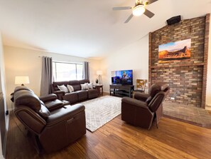 Smart TV, chimenea, reproductor de DVD y libros