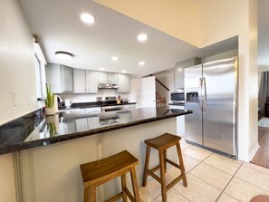 Refrigerador, microondas, horno y parrilla de estufa