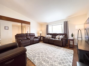 Smart TV, chimenea, reproductor de DVD y libros