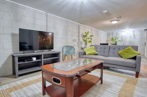 Close to Butler Uni:Cozy Home,Firepit,Free Parking