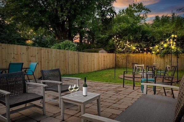 Rest & relax in a fully fenced in backyard catching up with your family/friends