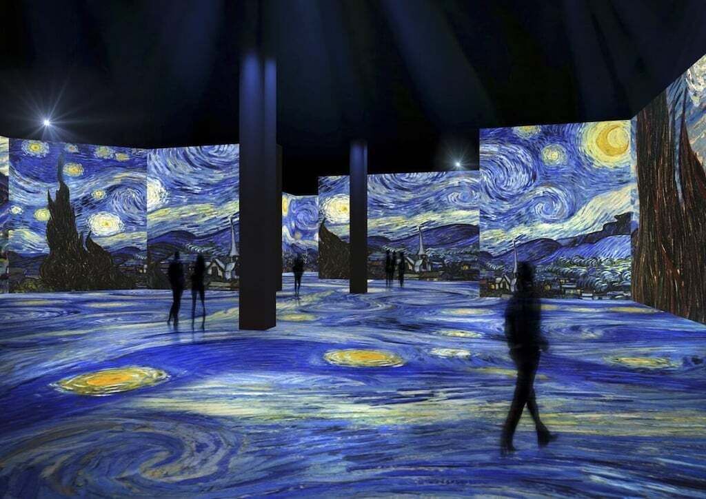 Une pièce dont un des murs est orné d’un grand tableau représentant un ciel nocturne.