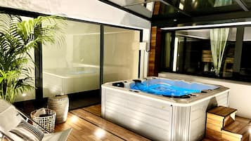 Indoor spa tub