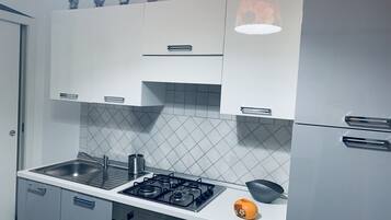 Jääkaappi, uuni, liesi, kahvin-/teenkeitin