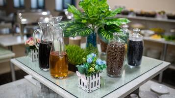 Desayuno completo gratuito y diario