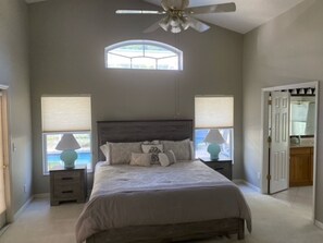 4 soverom, skrivebord, reiseseng for barn og wi-fi