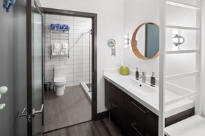Regadera, amenidades de baño ecológicas, secadora de cabello, toallas 