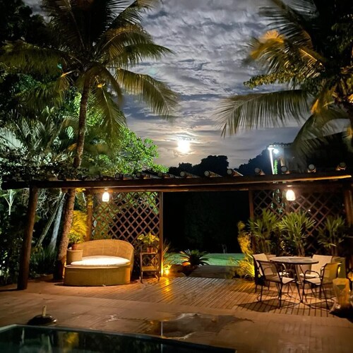 High standard country house, 8 luxury suites, swimming pool, lake, sports courts.