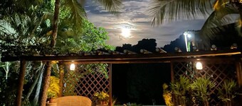 High standard country house, 8 luxury suites, swimming pool, lake, sports courts.