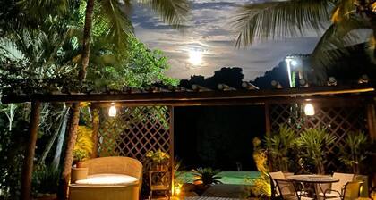 High standard country house, 8 luxury suites, swimming pool, lake, sports courts.