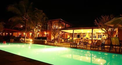 High standard country house, 8 luxury suites, swimming pool, lake, sports courts.