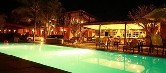 High standard country house, 8 luxury suites, swimming pool, lake, sports courts.