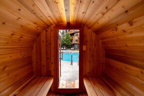 A heated pool - Welcoming Poolside Condo – Perfect for Couples! (Canmore)