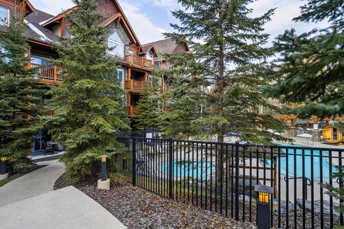 Welcoming Poolside Condo – Perfect for Couples!