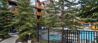 Welcoming Poolside Condo – Perfect for Couples!