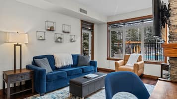 Una televisión, una chimenea, un reproductor estéreo