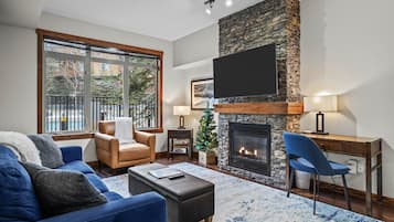 Una televisión, una chimenea, un reproductor estéreo