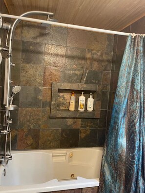 Combined shower/bathtub, hair dryer, towels, soap - The Cowboy cottage  (Bellingham)