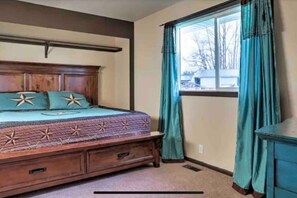 Desk, iron/ironing board, travel cot, free WiFi - The Cowboy cottage  (Bellingham)