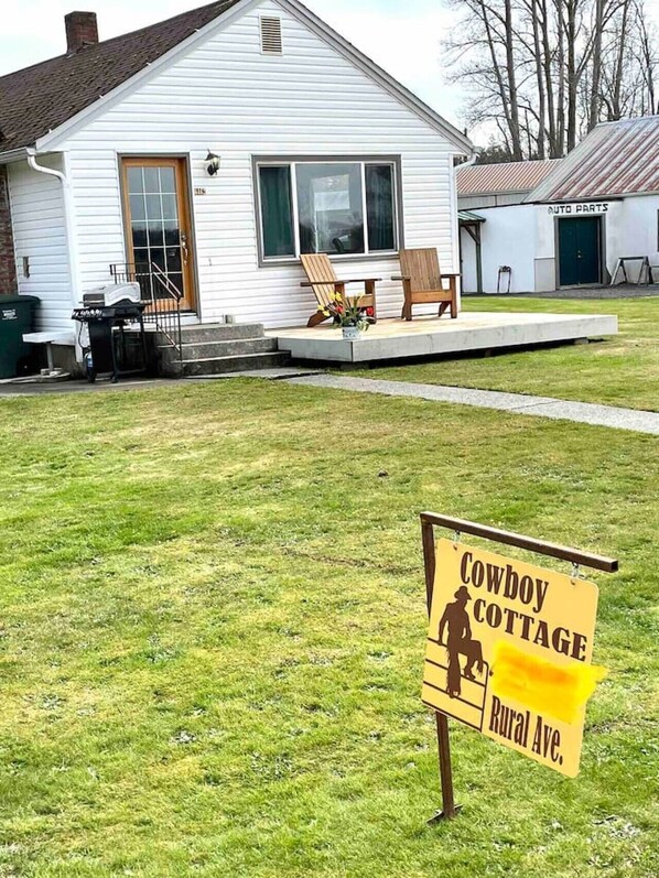 Property grounds - The Cowboy cottage  (Bellingham)