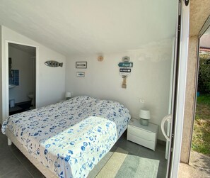 5 bedrooms, desk, iron/ironing board, free WiFi