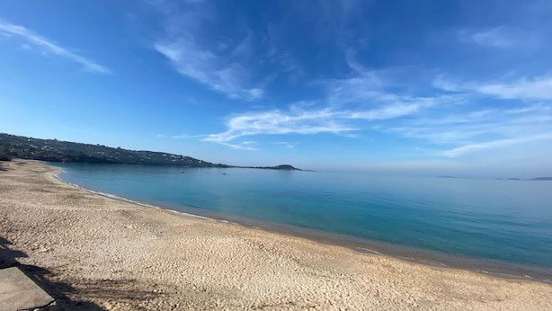 A beach with a clear sky and calm water. - House Agosta plage- Terrace with sea view - Sea 500m - 10 people (Albitreccia)